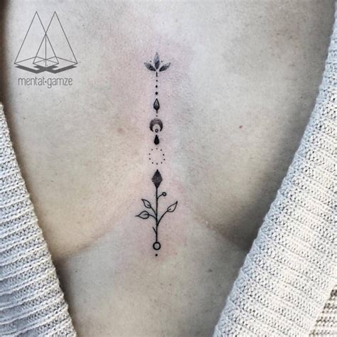 tatuajes entre los senos|Tatuaje en medio de los senos